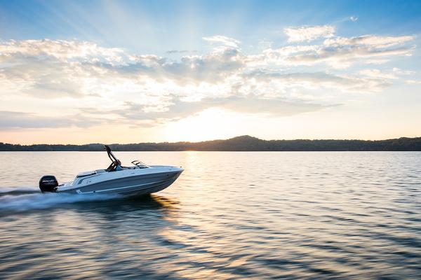 Slide: The Image of Bayliner VR5 2022 - 5