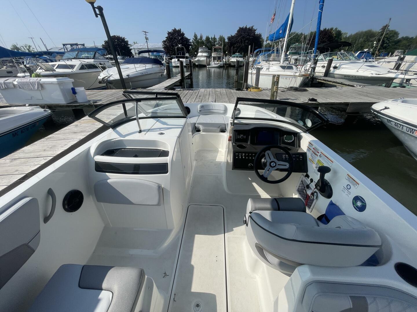 Slide: The Image of Bayliner VR6 Bowrider Outboard 2023 - 4906323
