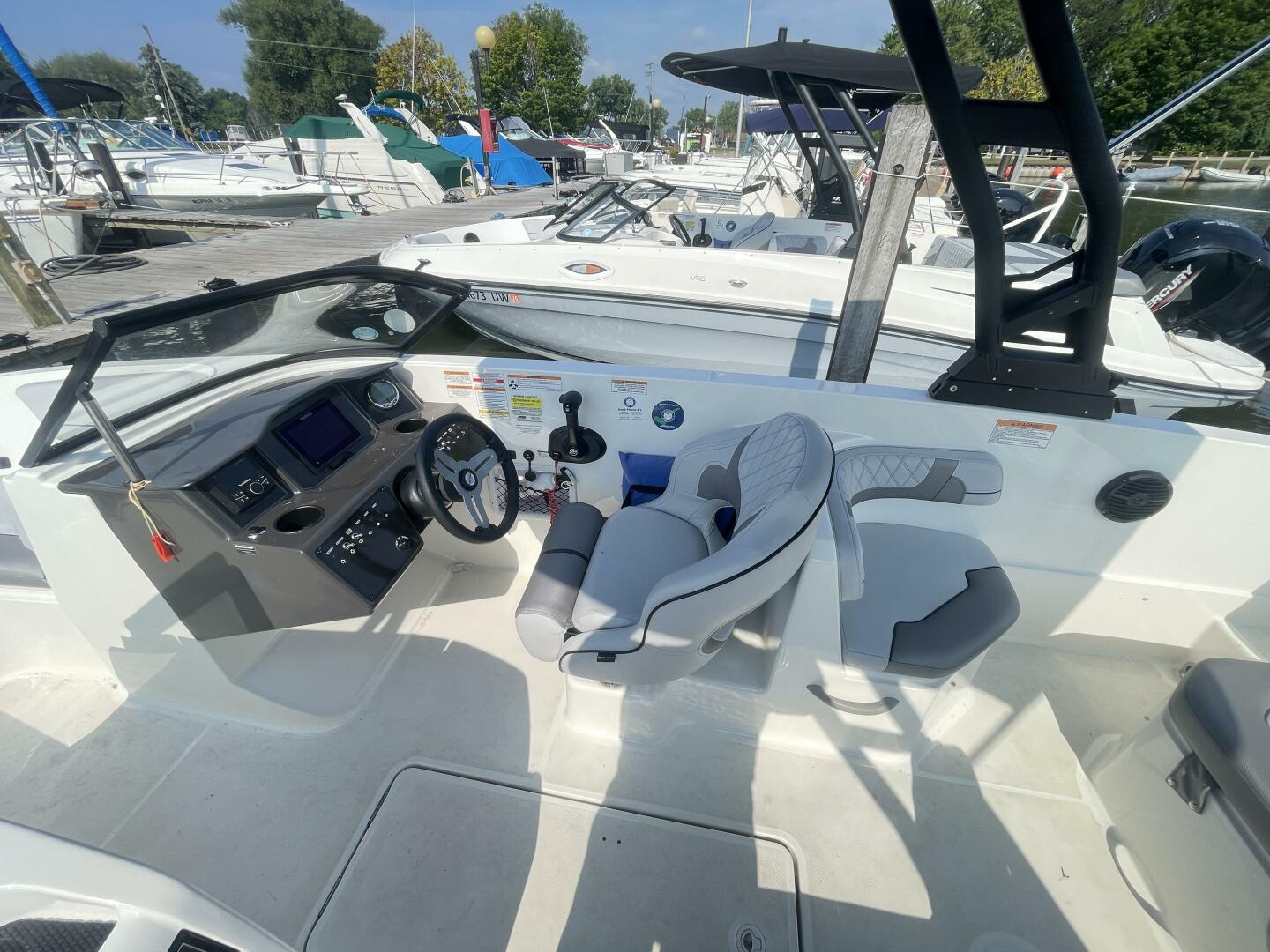 Slide: The Image of Bayliner VR6 Bowrider Outboard 2023 - 4906325