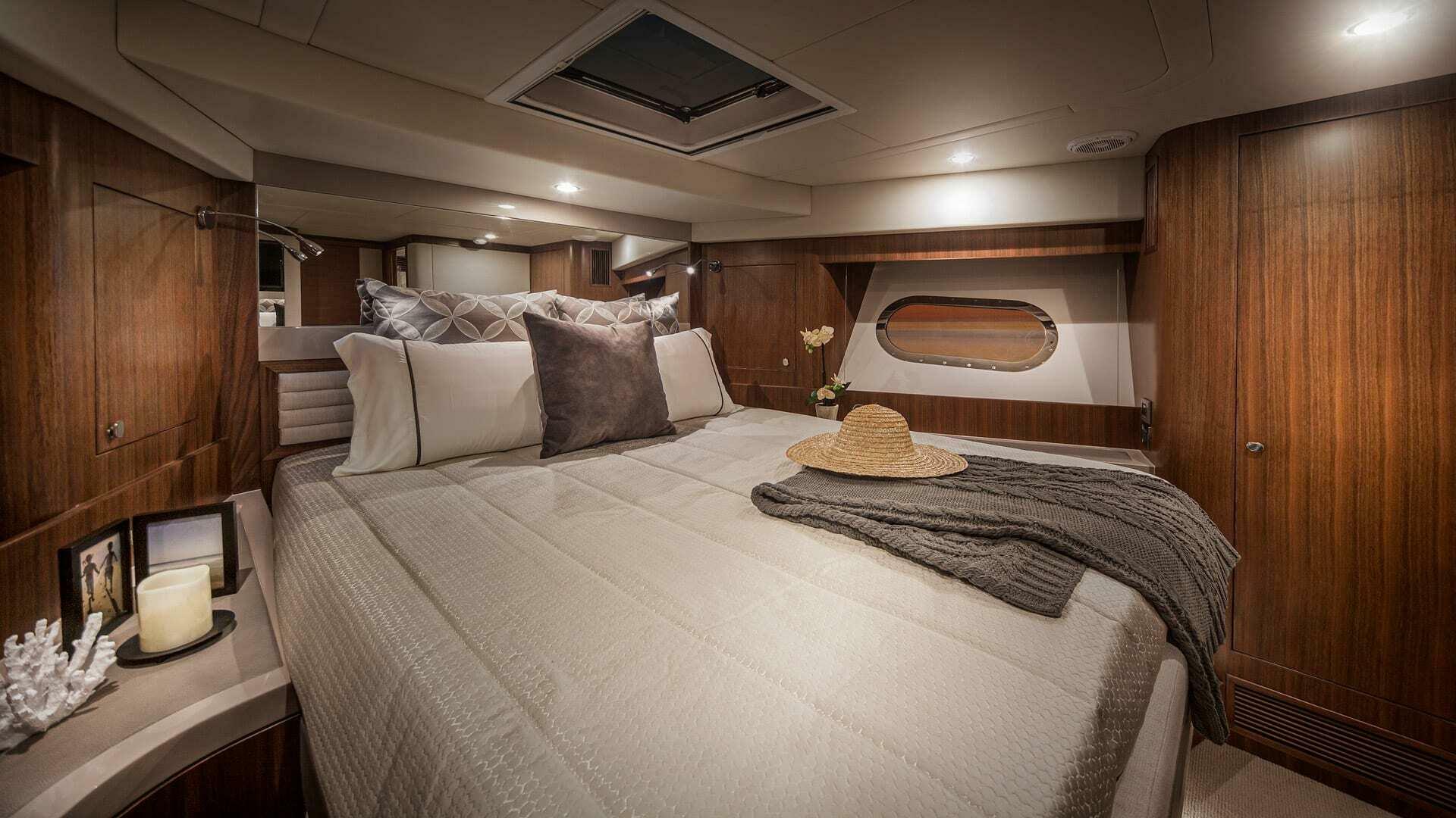 Slide: The Image of Belize 66 Daybridge VIP Stateroom 01 - 3944401