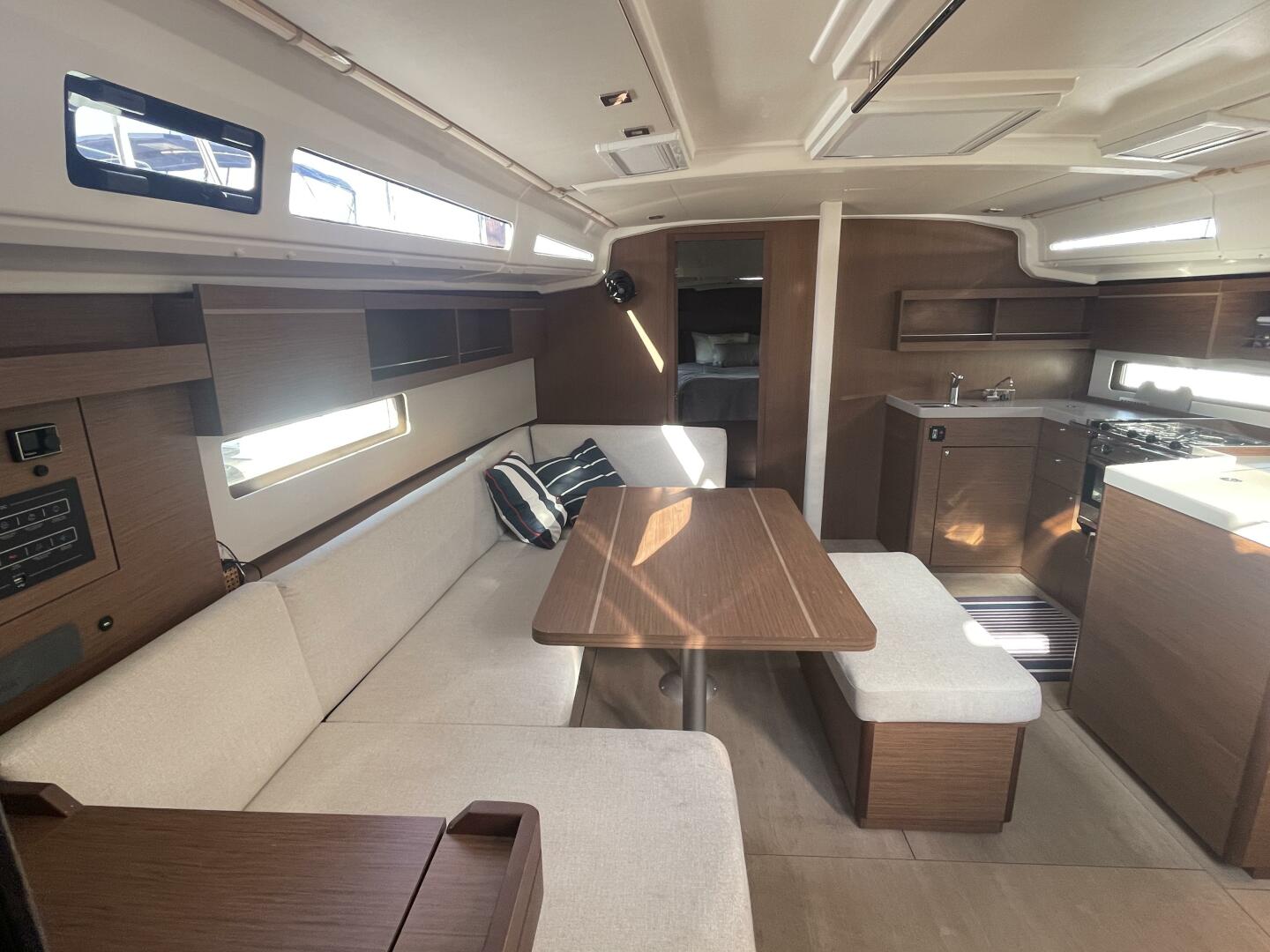 Slide: The Image of Beneteau 42 2022 - 4234672