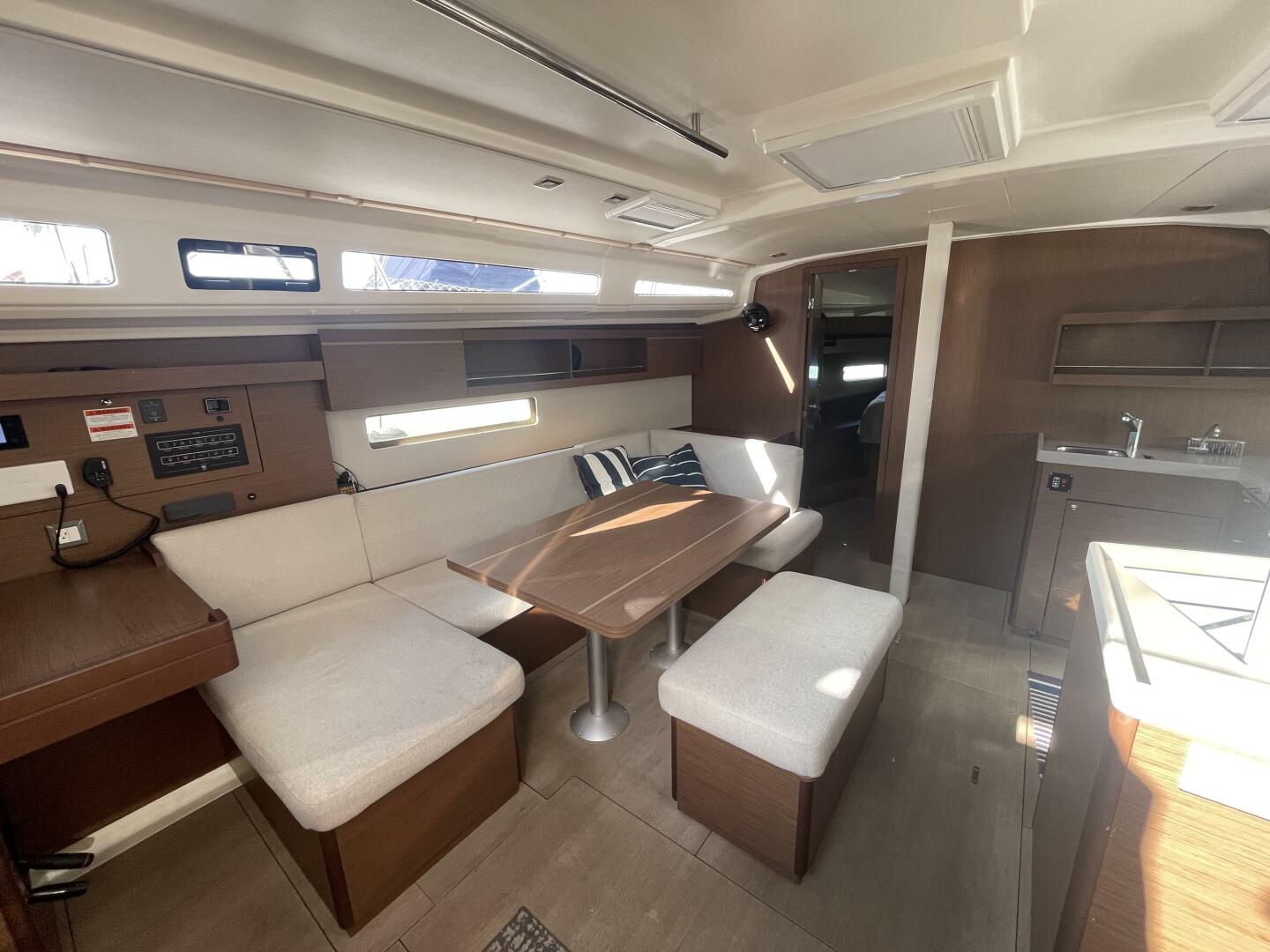 Slide: The Image of Beneteau 42 2022 - 4234670