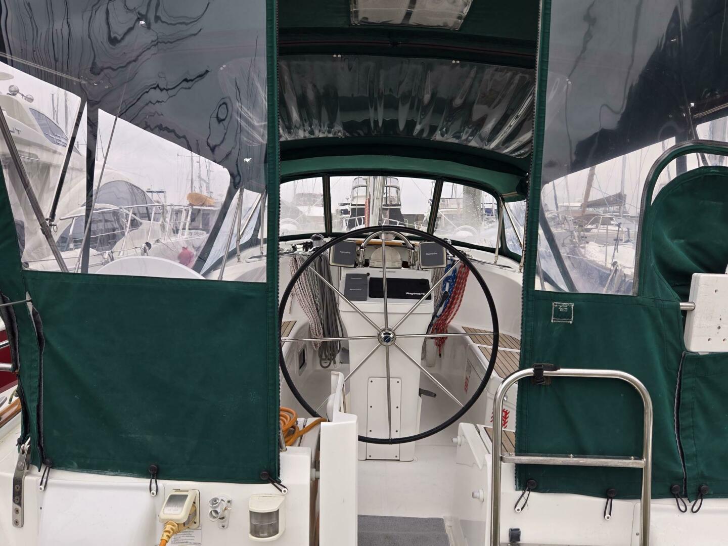 Slide: The Image of Beneteau 423 Transom into Cockpit - 11