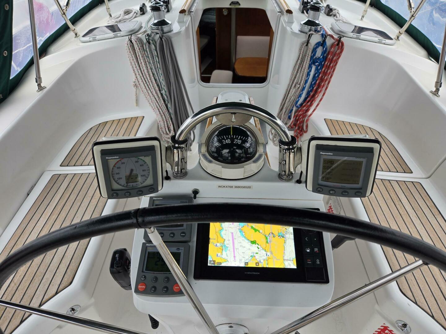 Slide: The Image of Beneteau 423 Cockpit - 24