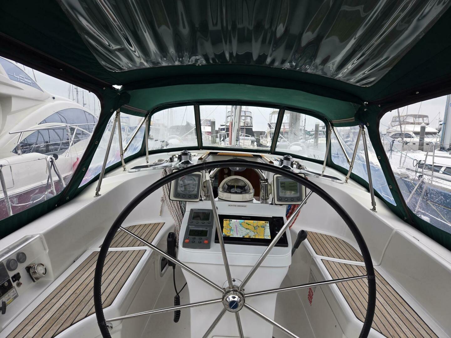 Slide: The Image of Beneteau 423 Cockpit - 25