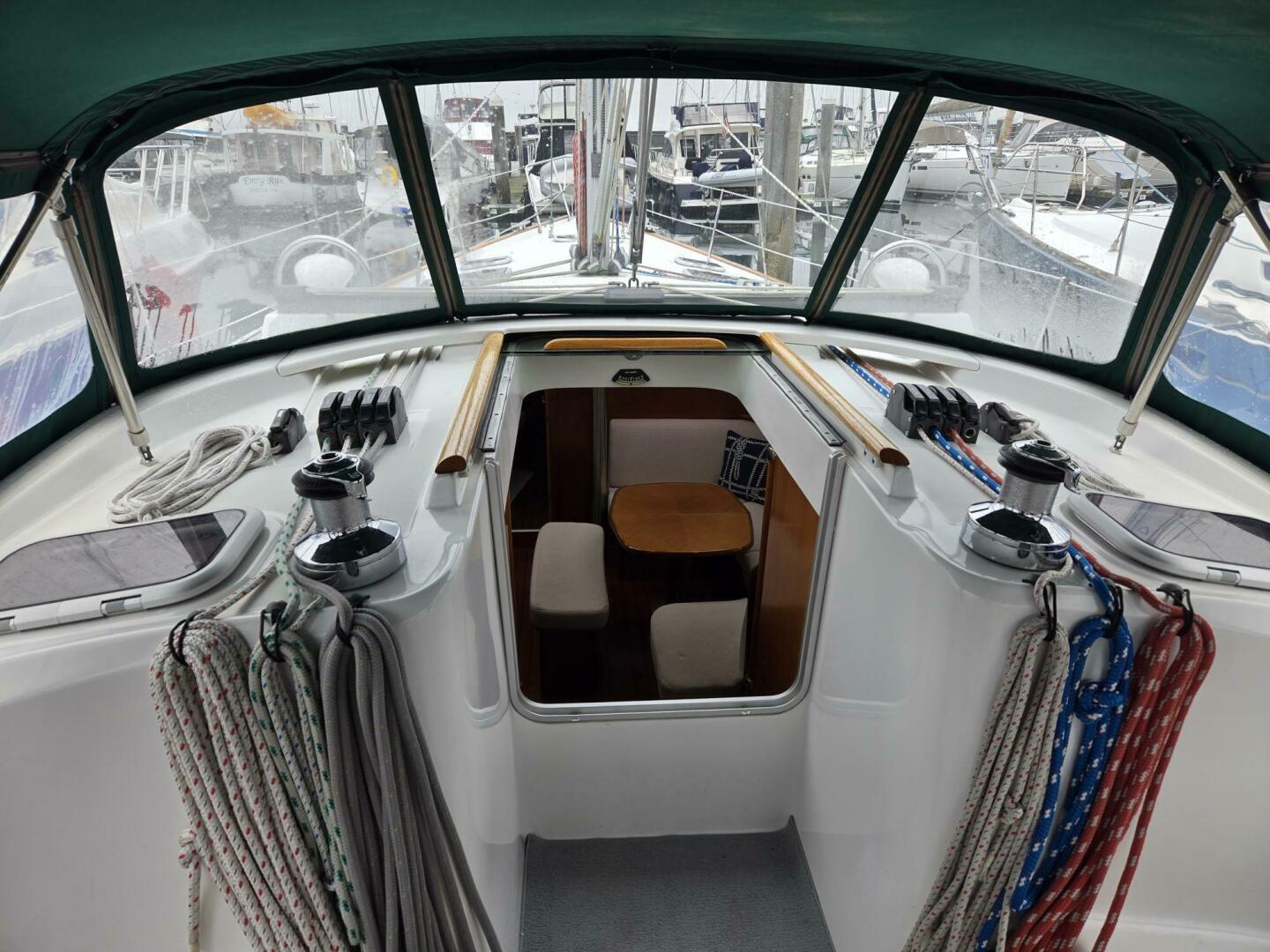 Slide: The Image of Beneteau 423 Companionway Entrance - 28
