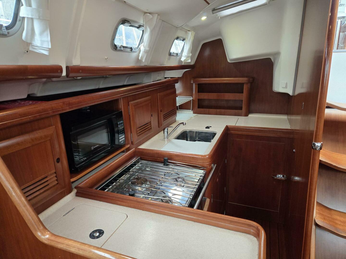 Slide: The Image of Beneteau 423 Galley - 3