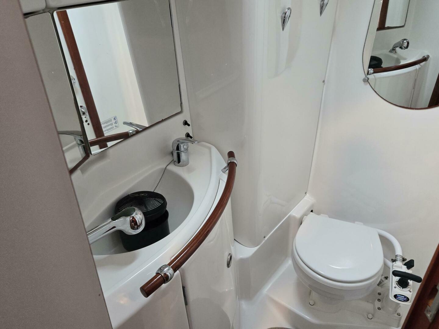 Slide: The Image of Vee Berth Head w/ Shower - 7