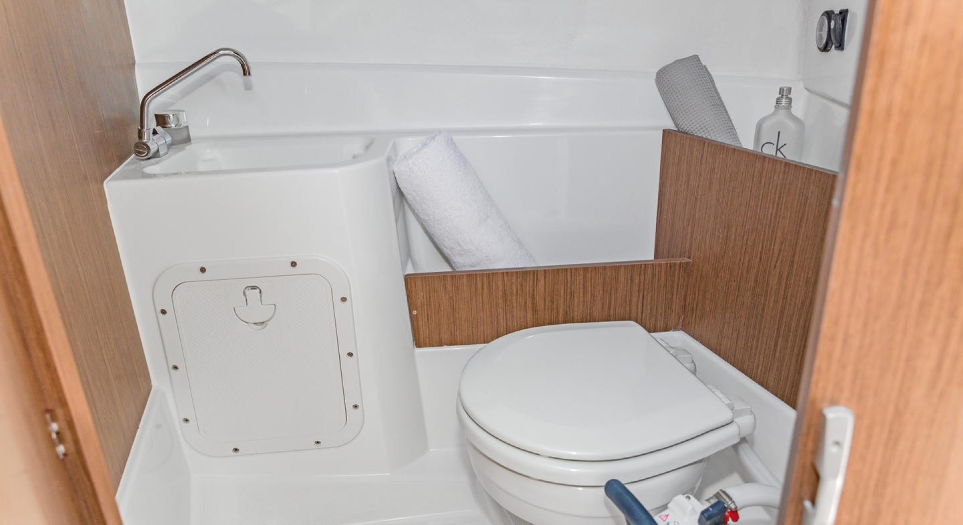 Slide: The Image of Beneteau Antares 7 2025 - 1793975
