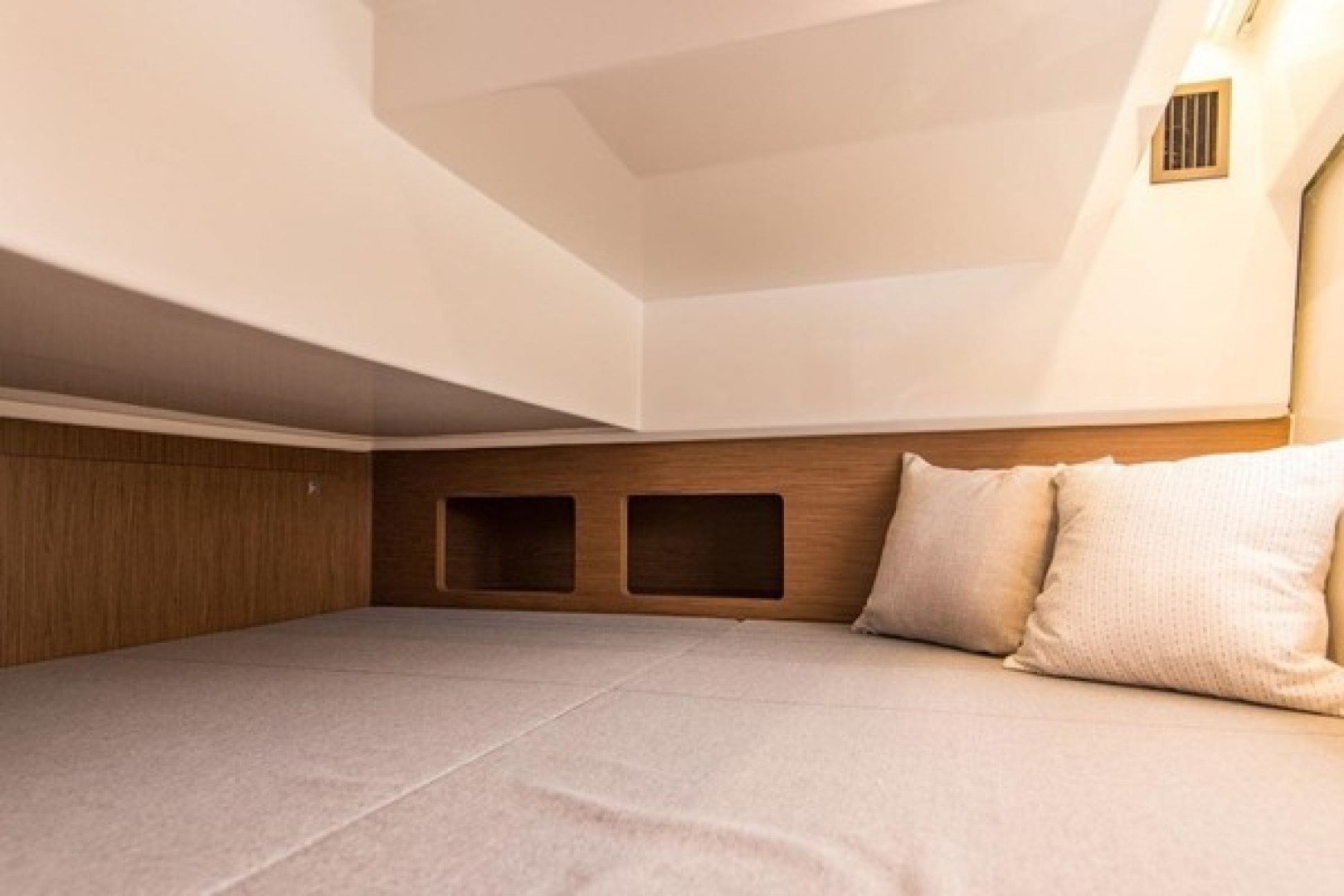 Slide: The Image of Beneteau Antares 9 2025 - 1611634
