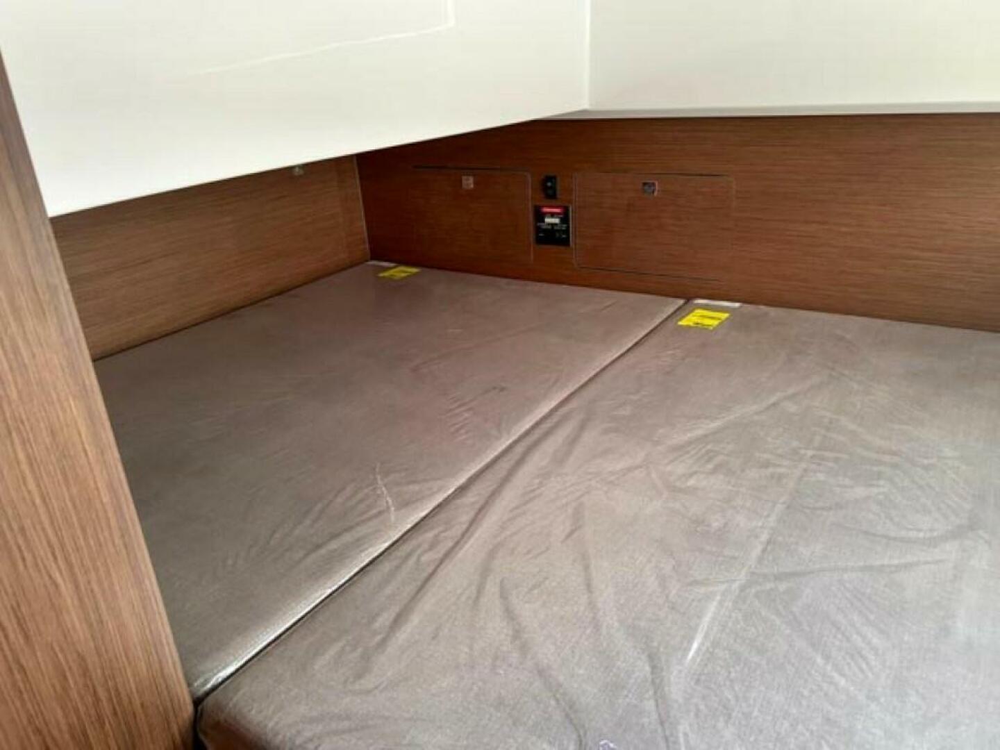 Slide: The Image of Beneteau Antares 9 2025 - 4899756