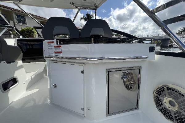 Slide: The Image of 2020 Beneteau 32' Flyer 10 - 16