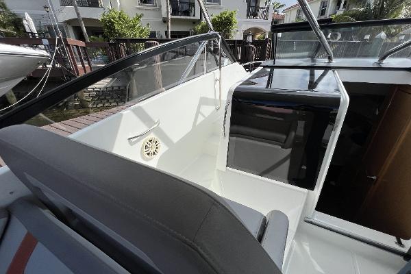Slide: The Image of 2020 Beneteau 32' Flyer 10 - 28