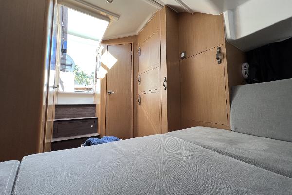 Slide: The Image of 2020 Beneteau 32' Flyer 10 - 36