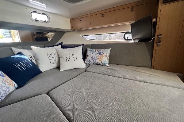 Slide: The Image of 2020 Beneteau 32' Flyer 10 - 37
