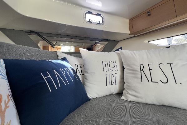 Slide: The Image of 2020 Beneteau 32' Flyer 10 - 39