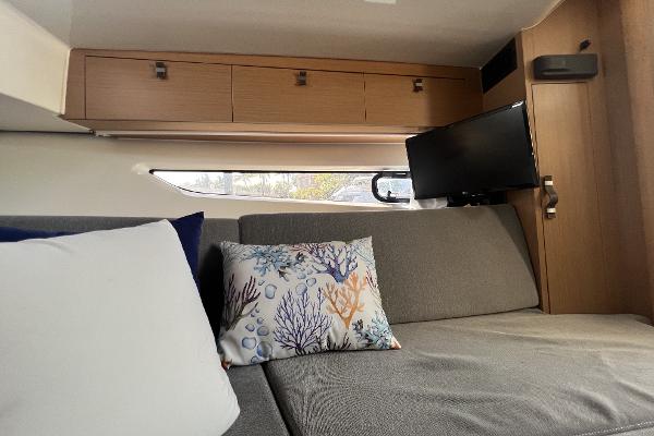 Slide: The Image of 2020 Beneteau 32' Flyer 10 - 40