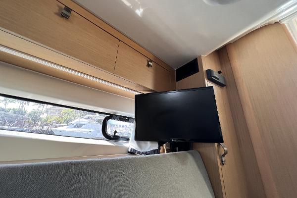 Slide: The Image of 2020 Beneteau 32' Flyer 10 - 41