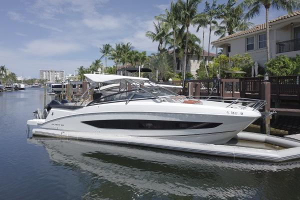 Slide: The Image of 2020 Beneteau 32' Flyer 10 - 5
