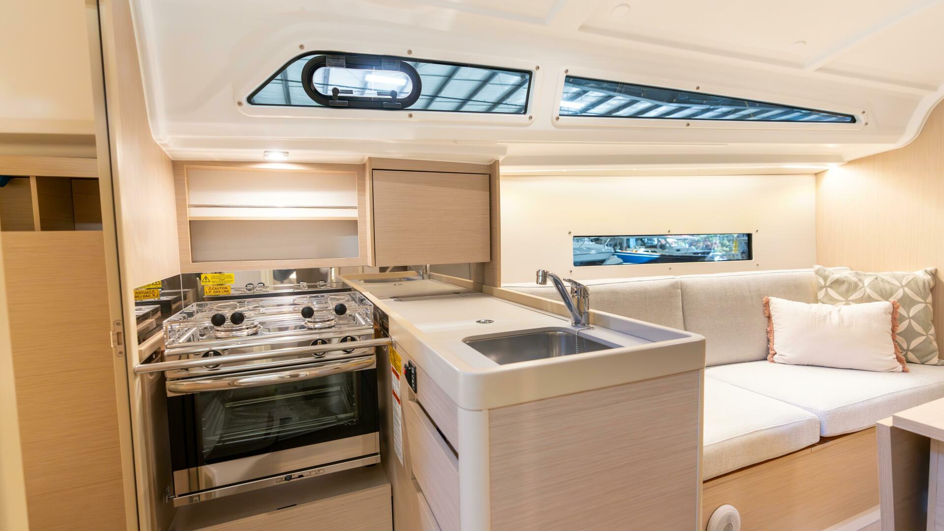 Slide: The Image of BENETEAU Oceanis 30.1 - 24