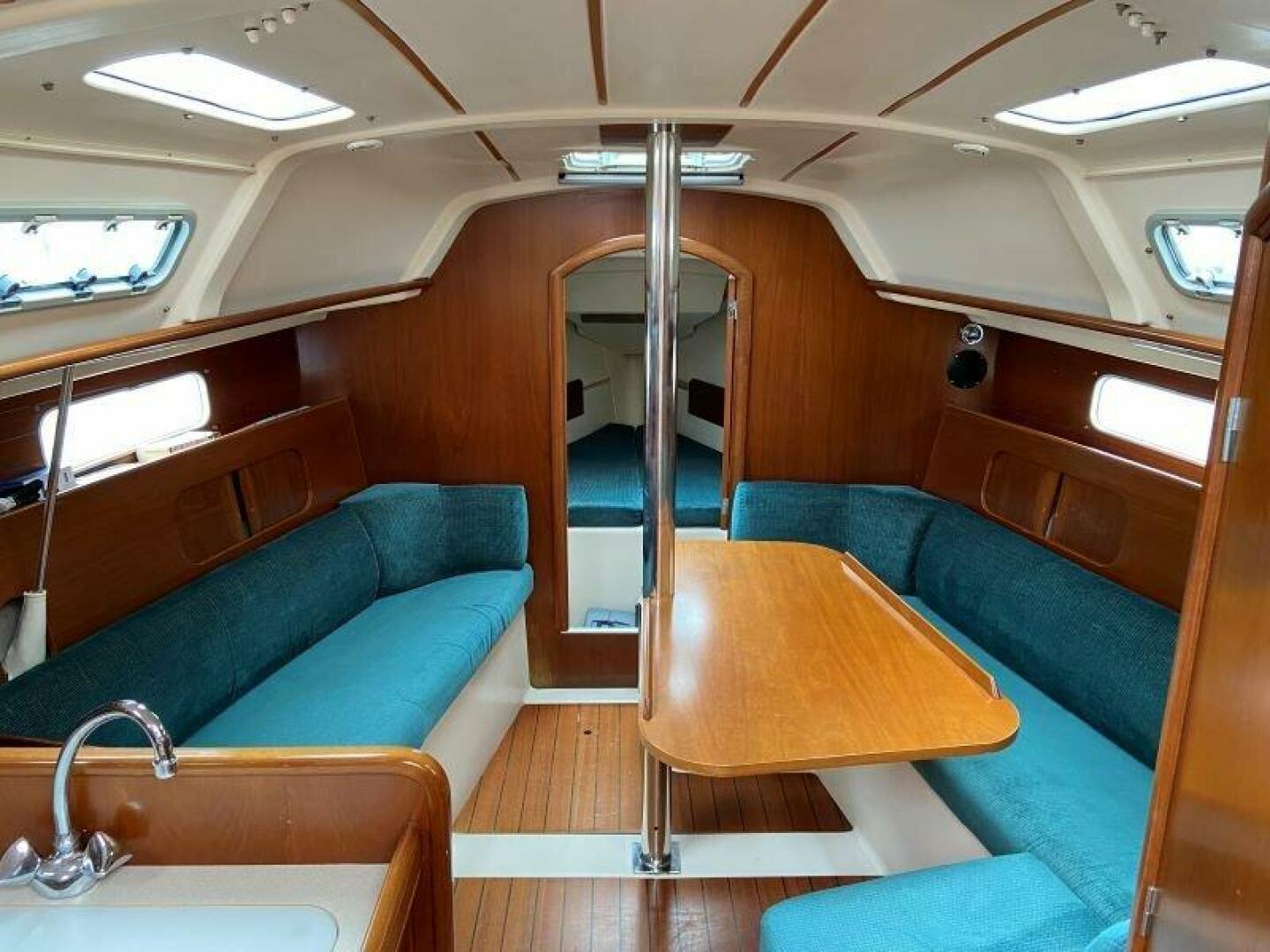Slide: The Image of 1999 Beneteau Oceanis 321   Main Salon Salon - 5179585