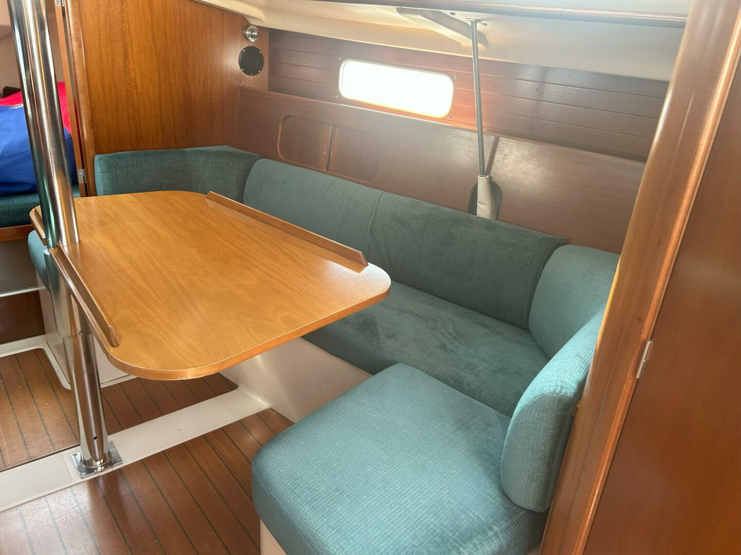 Slide: The Image of 1999 Beneteau Oceanis 321  Salon Table - 5203572
