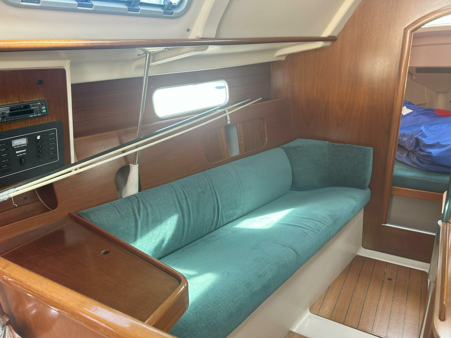 Slide: The Image of 1999 Beneteau Oceanis 321  Salon Satee - 5203573