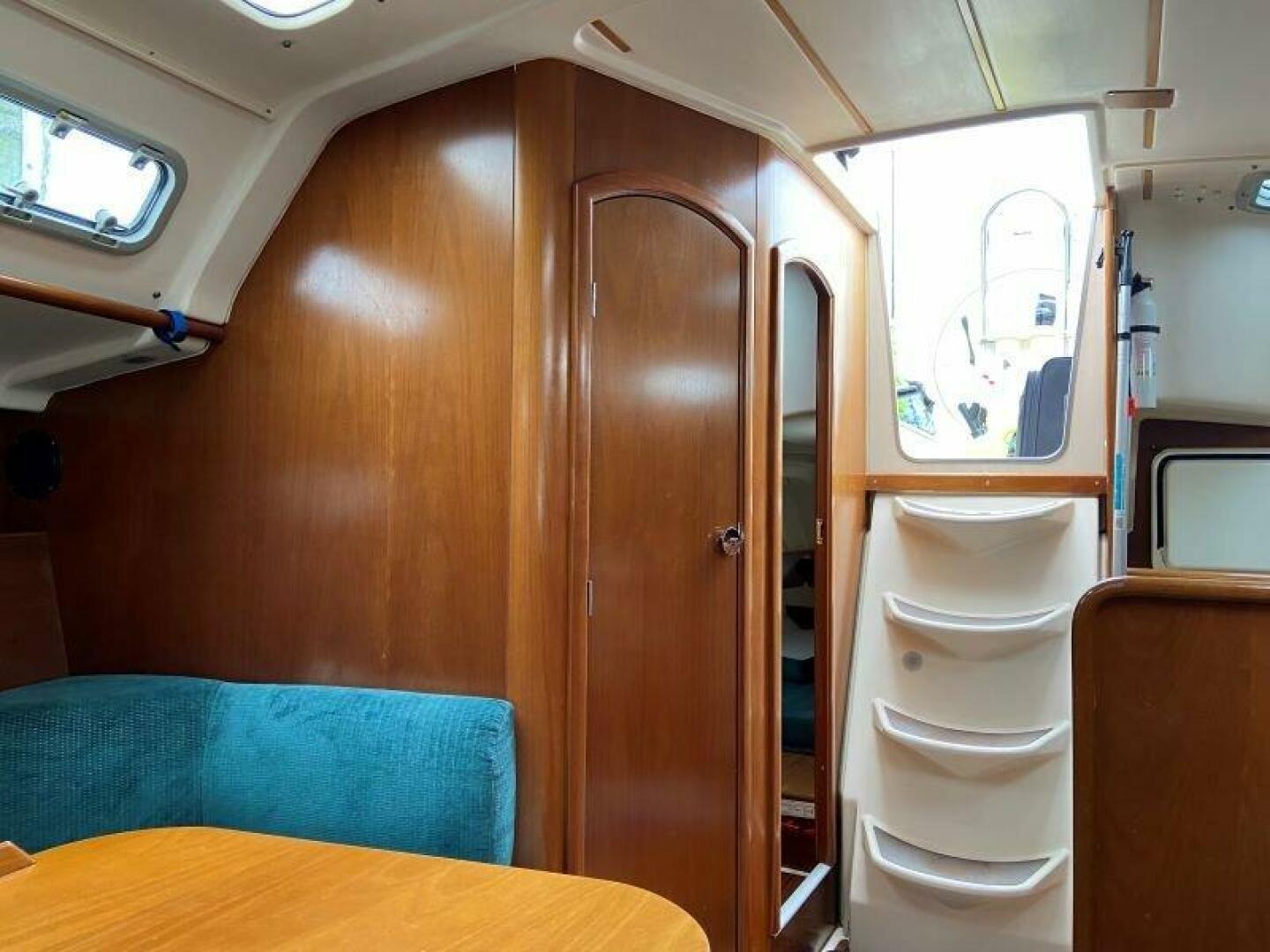 Slide: The Image of 1999 Beneteau Oceanis 321   Companionway - 5179579