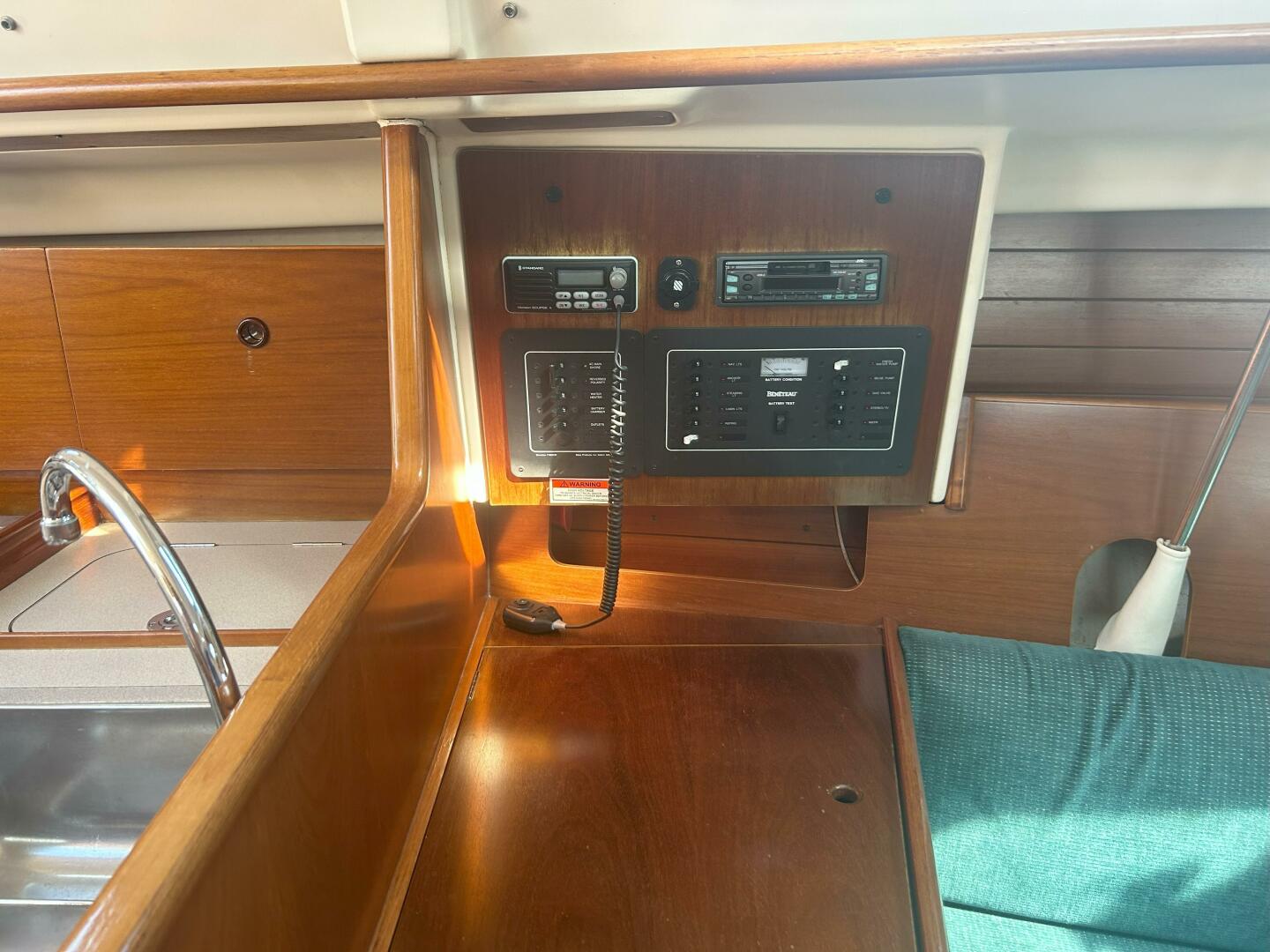 Slide: The Image of 1999 Beneteau Oceanis 321  Navigation Center - 5203577