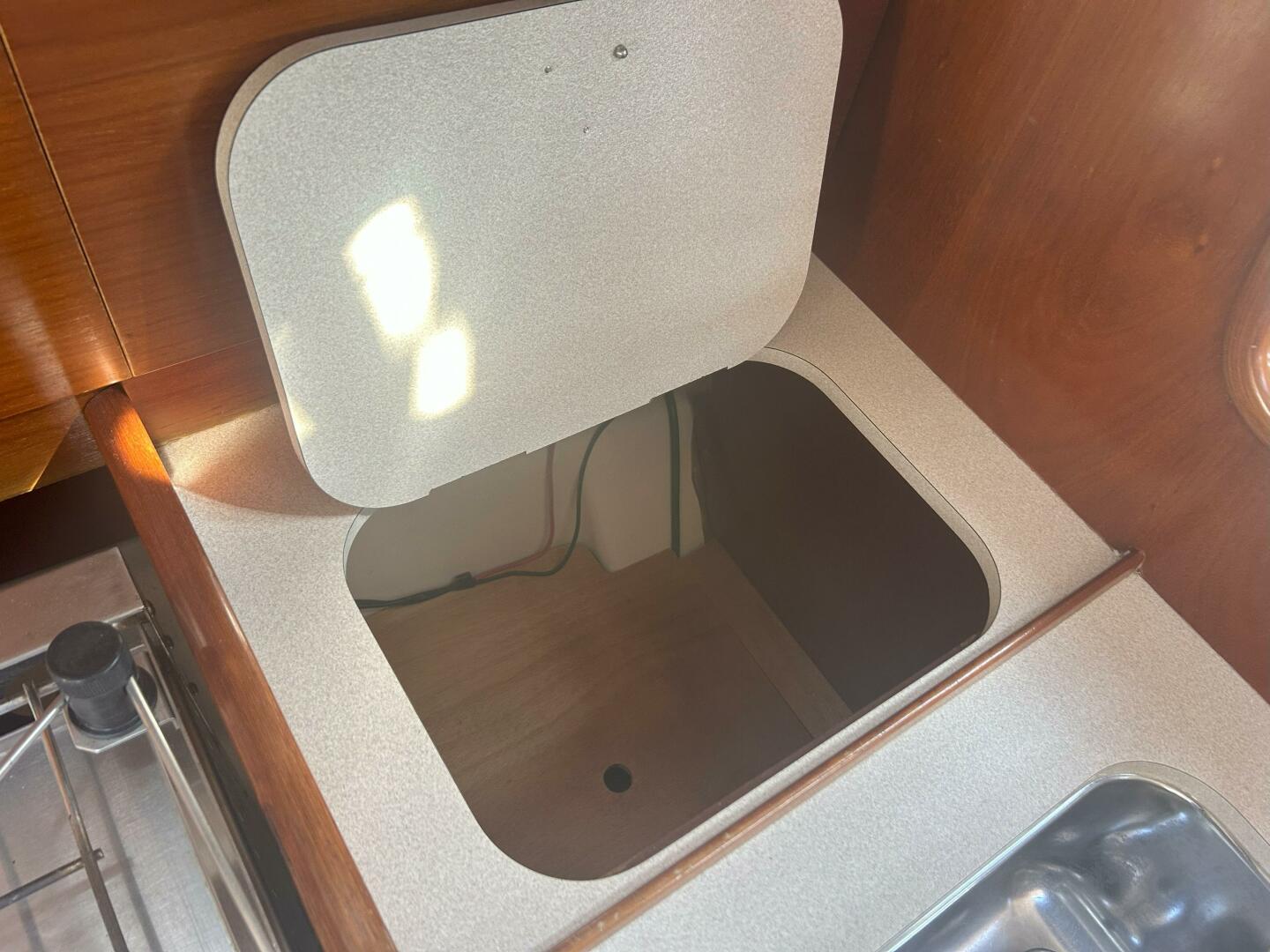 Slide: The Image of 1999 Beneteau Oceanis 321  Dry Storage - 5203583