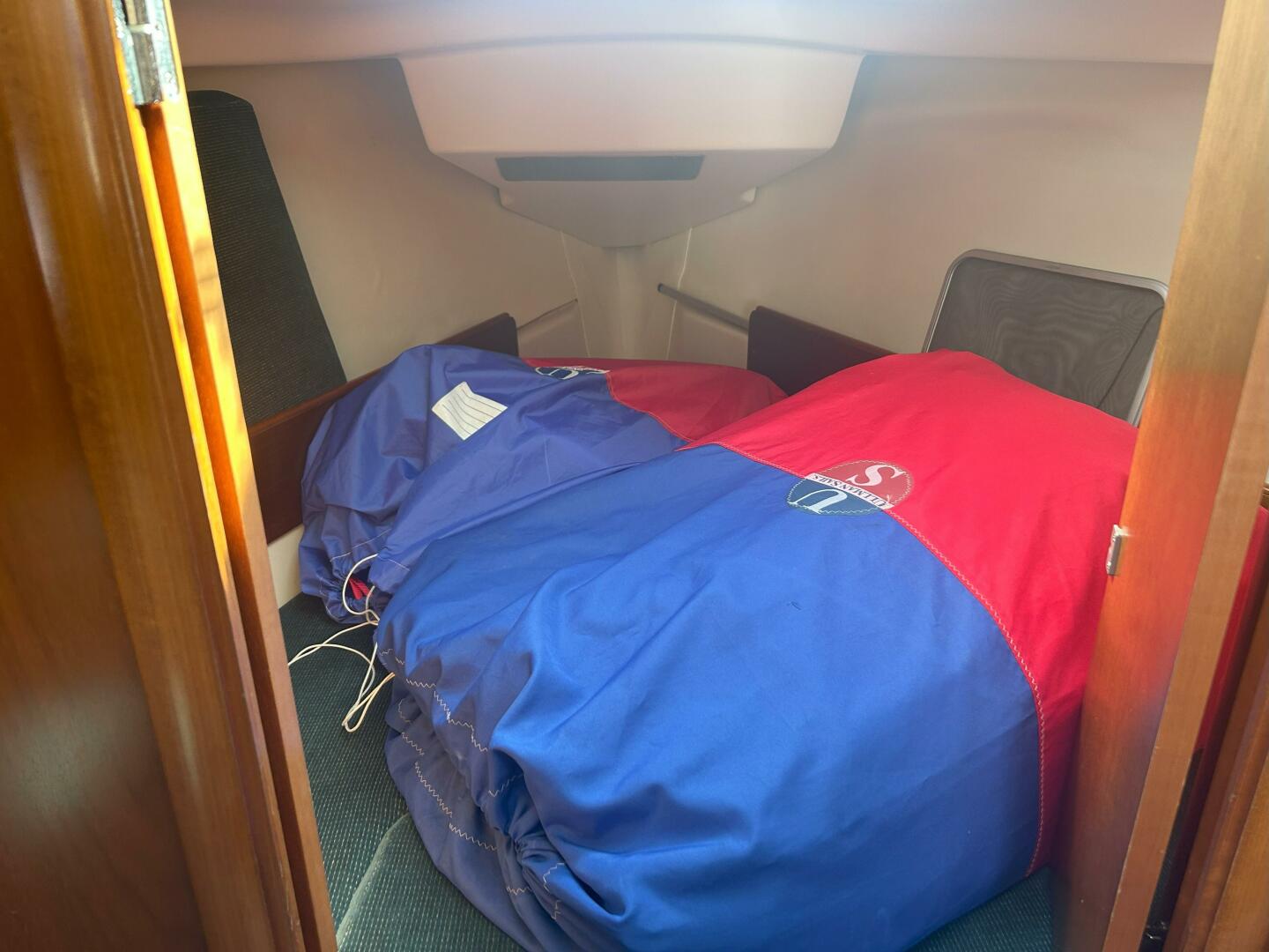 Slide: The Image of 1999 Beneteau Oceanis 321  Forward Berth - 5203574