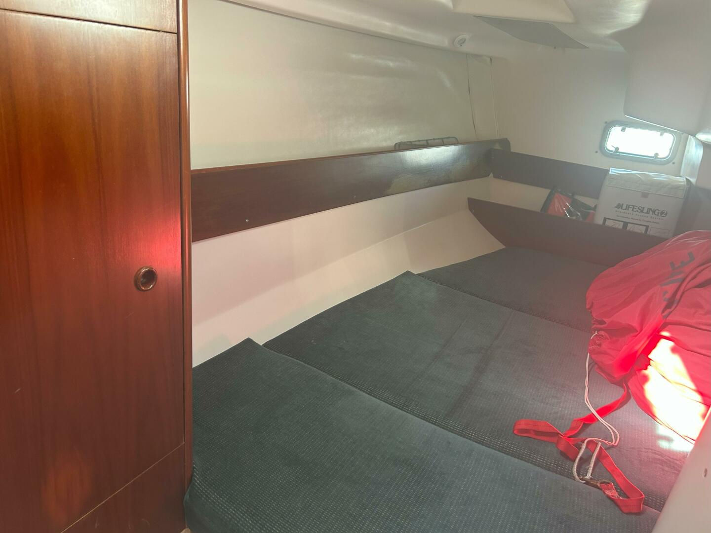 Slide: The Image of 1999 Beneteau Oceanis 321  Aft Berth - 5203579
