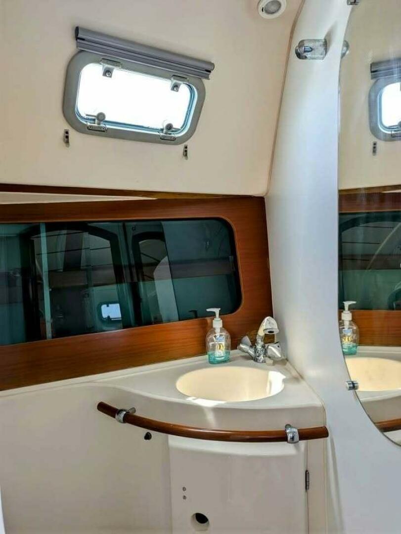 Slide: The Image of 1999 Beneteau Oceanis 321   Head Head - 5179584