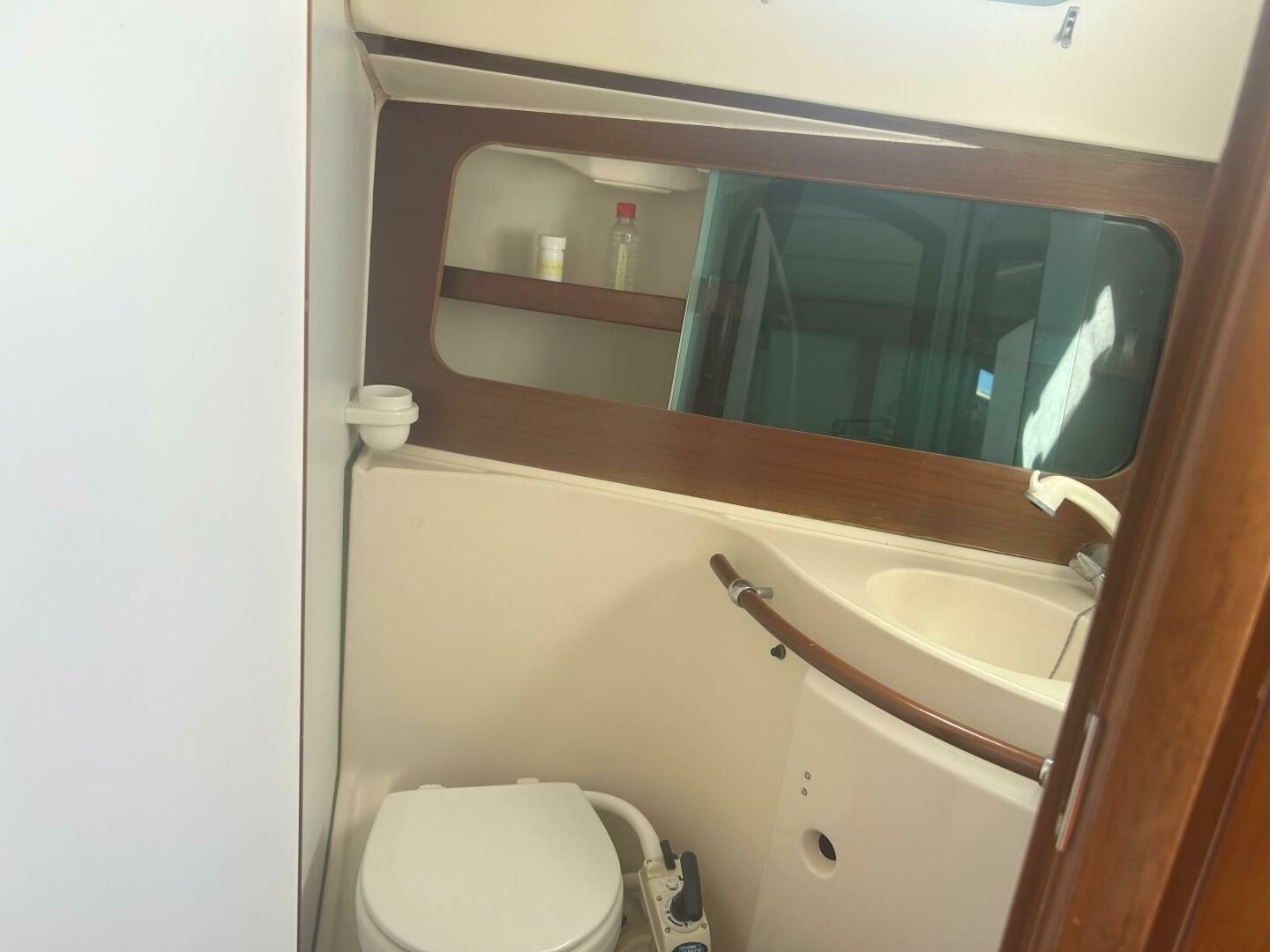 Slide: The Image of 1999 Beneteau Oceanis 321  Head - 5203578