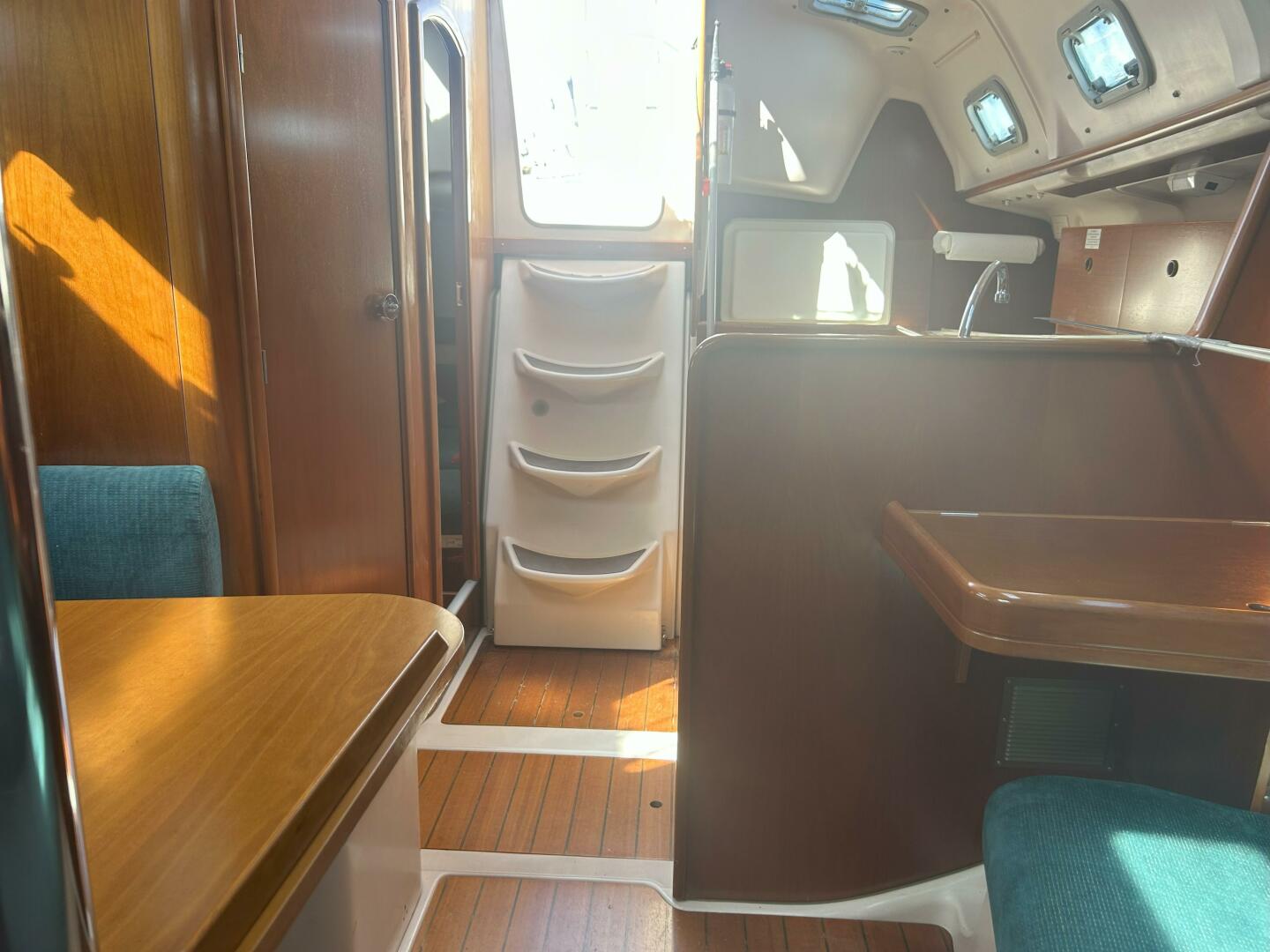 Slide: The Image of 1999 Beneteau Oceanis 321  Companionway - 5203575