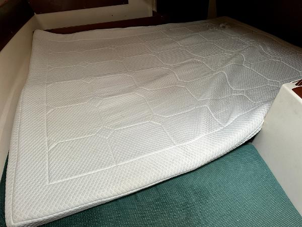 Slide: The Image of Cabin bed with white mattress in 2000 Beneteau Oceanis 321 sailboat. - 18