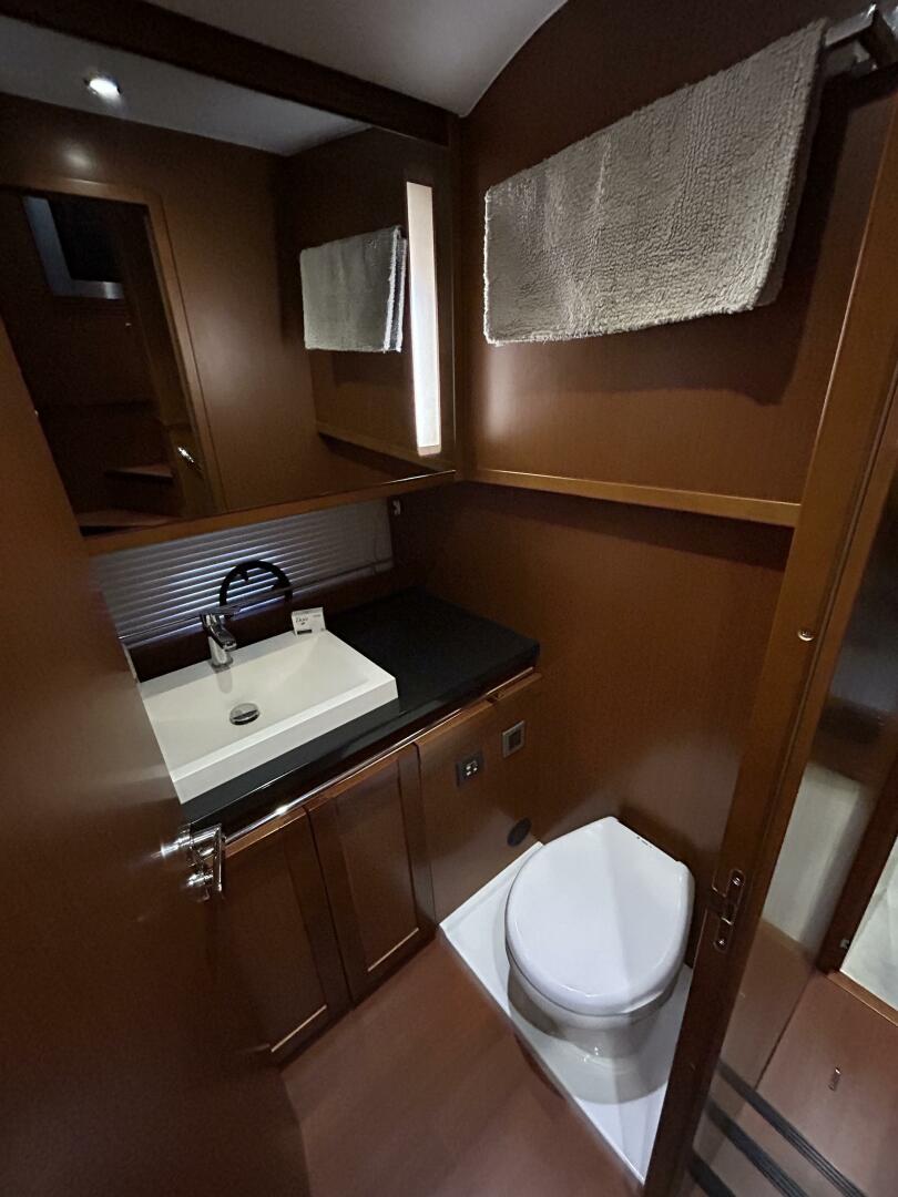 Slide: The Image of 50' Beneteau guest head - 5139419