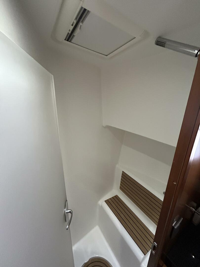 Slide: The Image of 50' Beneteau guest shower - 5139420