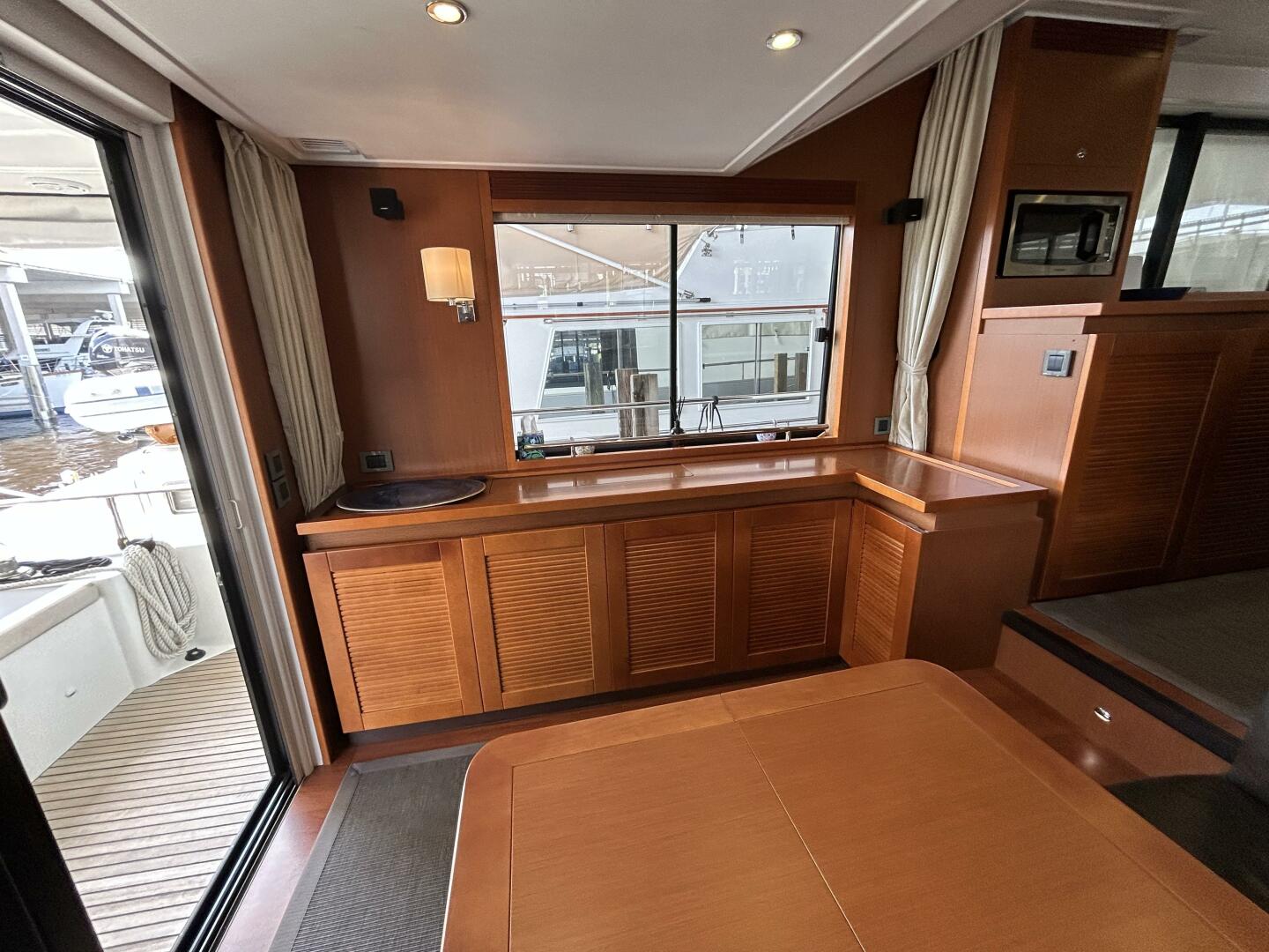 Slide: The Image of 50' Beneteau salon port - 5139451