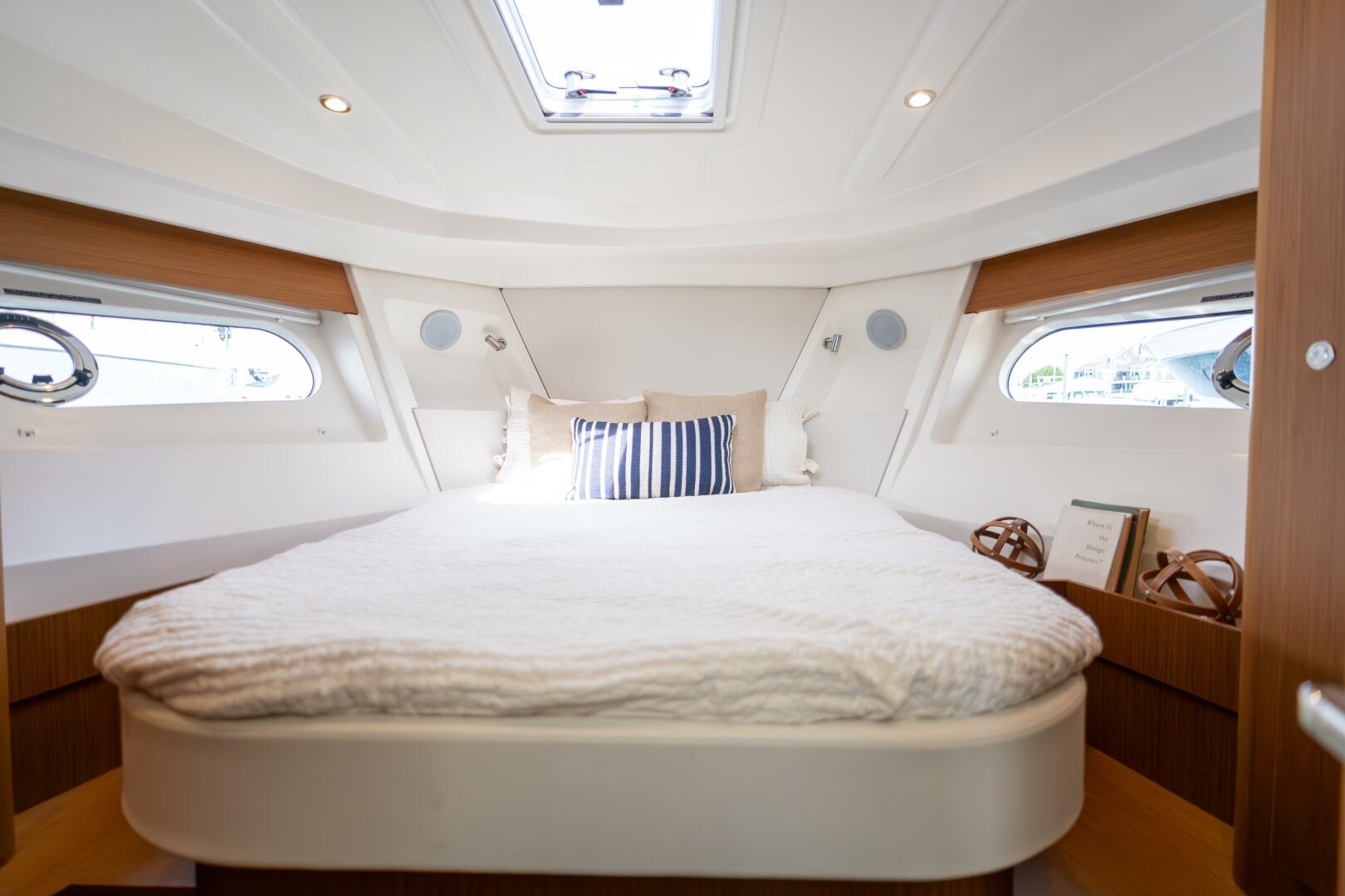 Slide: The Image of BENETEAU Swift Trawler 35 - 10
