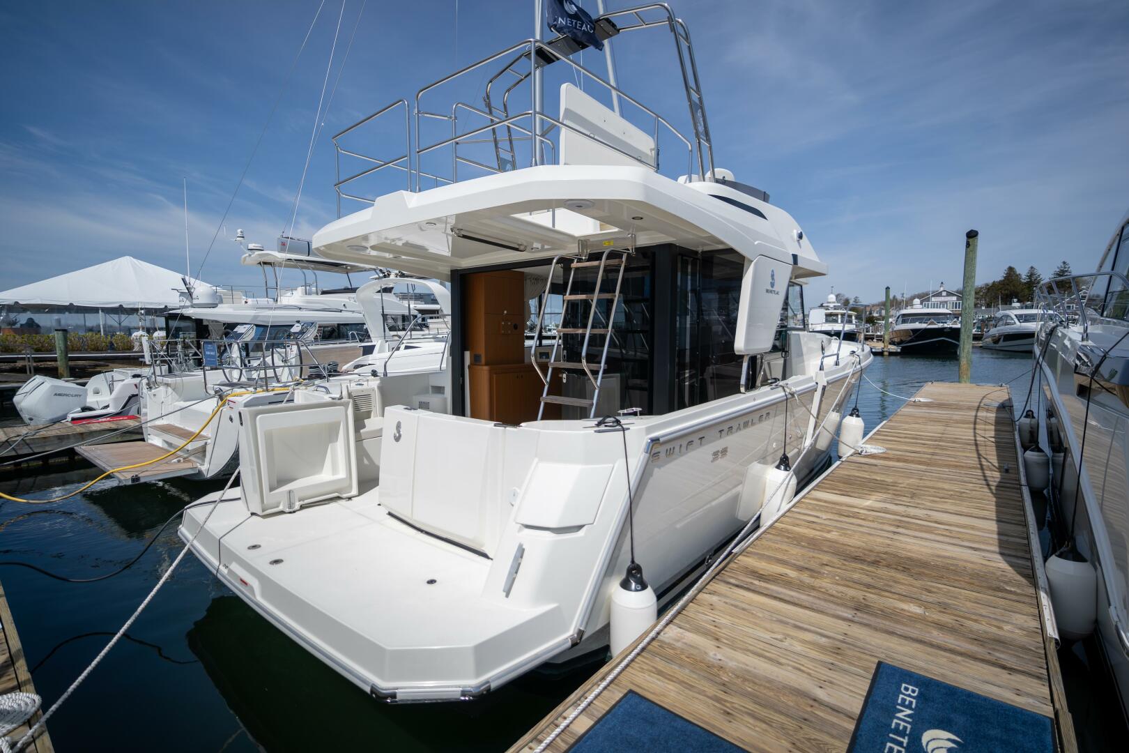 Slide: The Image of BENETEAU Swift Trawler 35 - 18