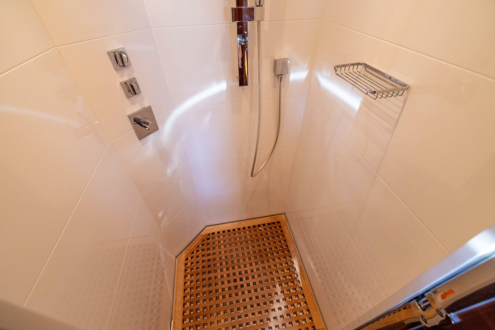 Slide: The Image of Benetti Legend 85 - 5064051