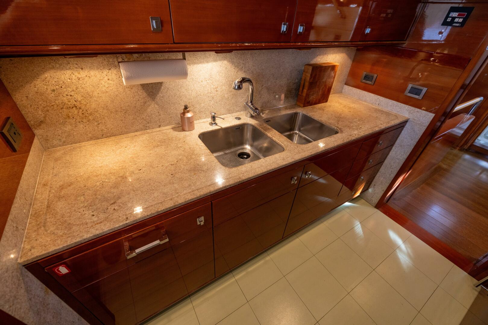 Slide: The Image of Benetti Legend 85 - 5064103