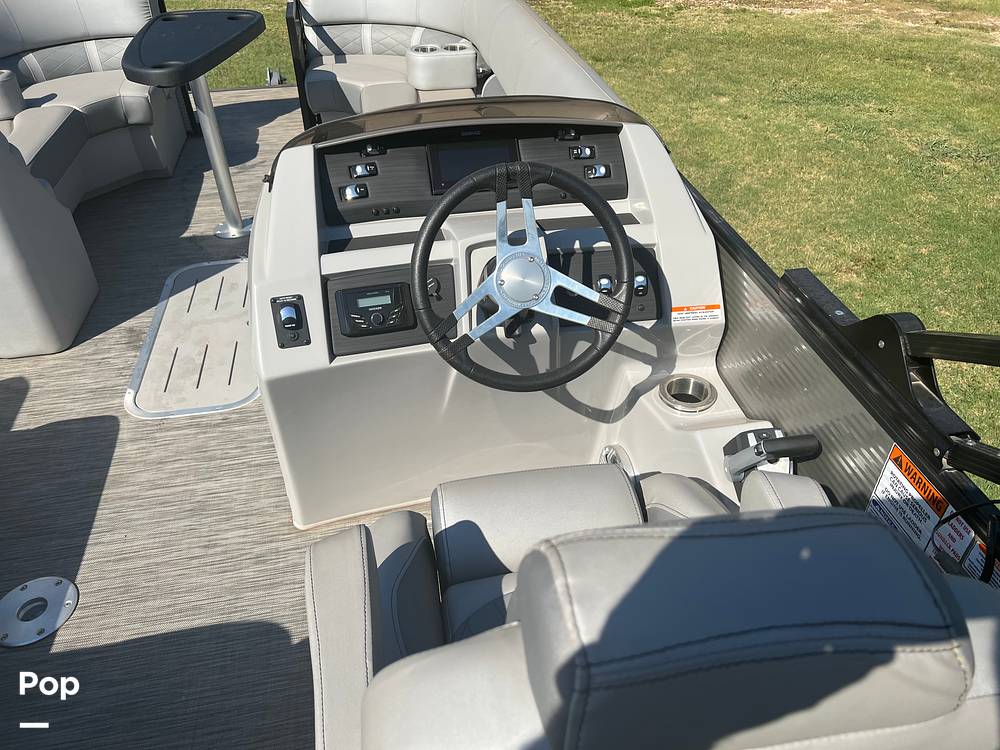 Slide: The Image of Cockpit Seating - 11408400