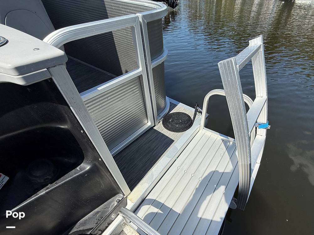 Slide: The Image of Bennington S22 SS Rear Fish 2023 - 15345757