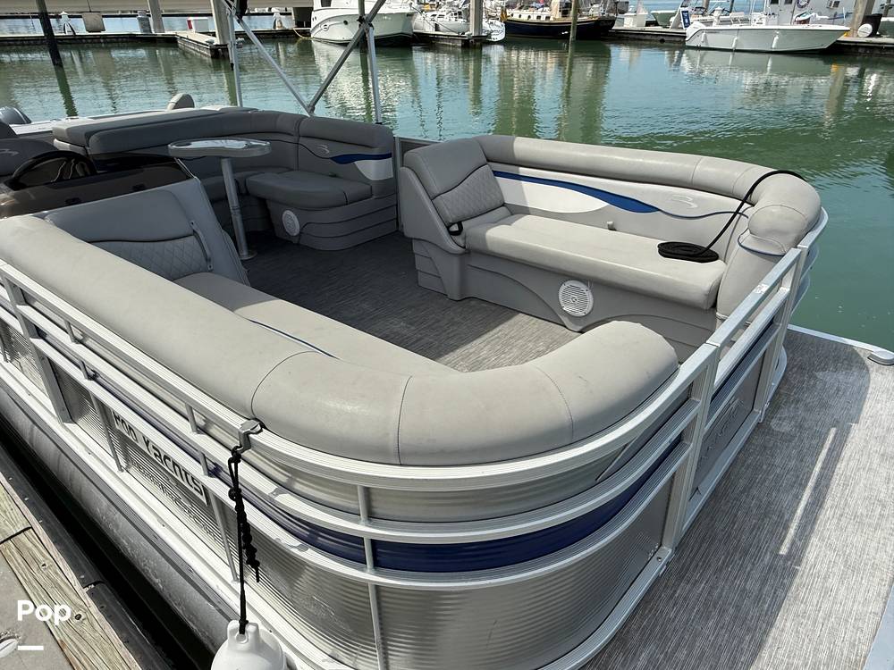 Slide: The Image of Bennington S22 SS Rear Fish 2023 - 15287726