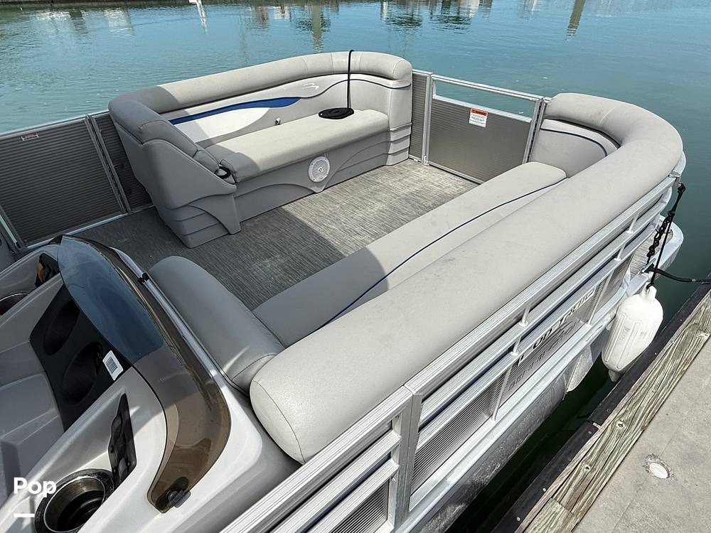 Slide: The Image of Bennington S22 SS Rear Fish 2023 - 15287728