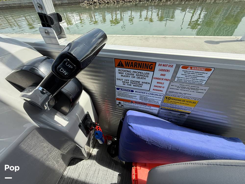 Slide: The Image of Bennington S22 SS Rear Fish 2023 - 15287907