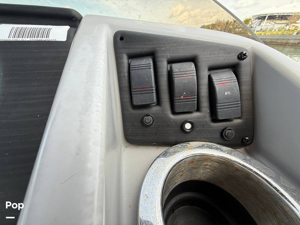 Slide: The Image of Bennington S22 SS Rear Fish 2023 - 15287911