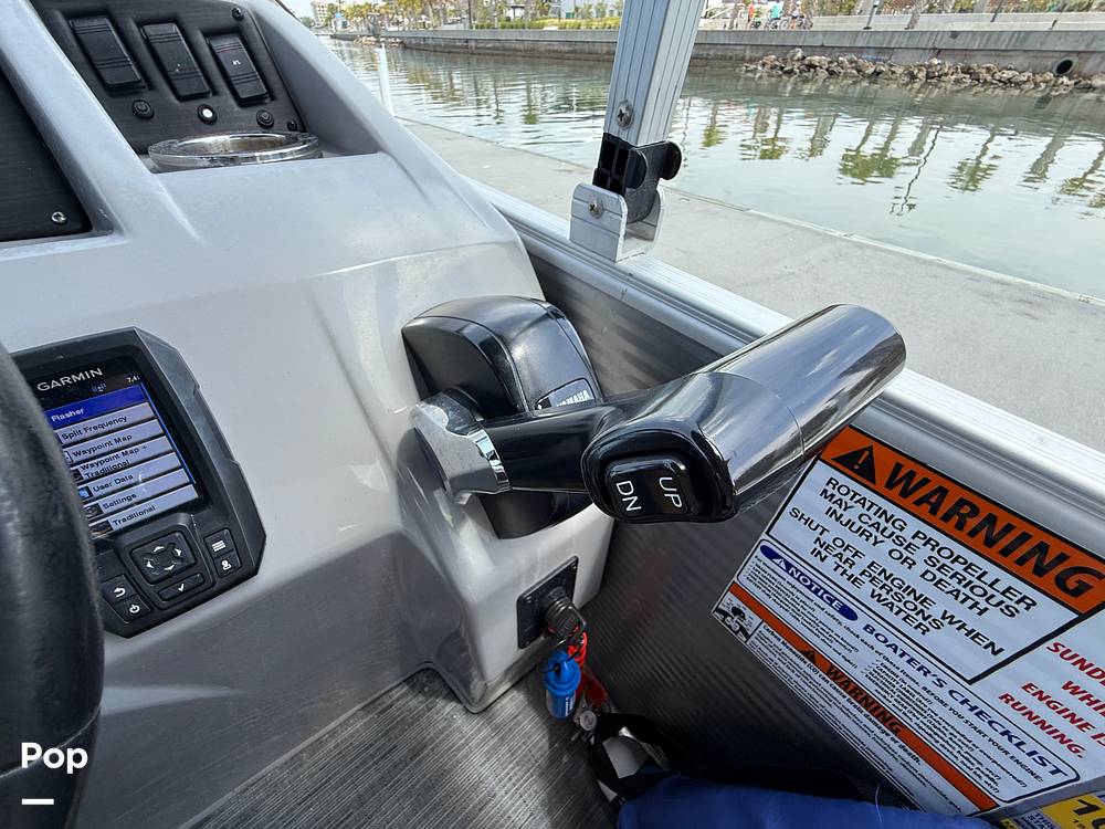 Slide: The Image of Bennington S22 SS Rear Fish 2023 - 15287912